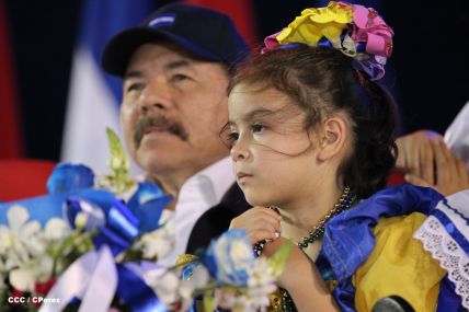Presidente Daniel y Compañera Rosario participan del Desfile Patrio 2015