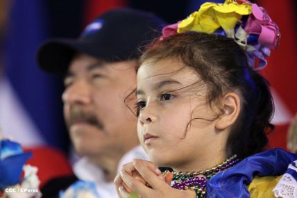 Presidente Daniel y Compañera Rosario participan del Desfile Patrio 2015