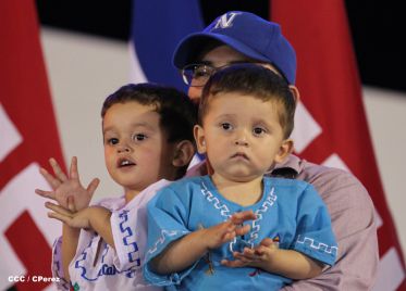 Presidente Daniel y Compañera Rosario participan del Desfile Patrio 2015
