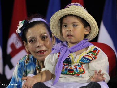 Presidente Daniel y Compañera Rosario participan del Desfile Patrio 2015