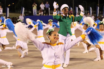 Presidente Daniel y Compañera Rosario participan del Desfile Patrio 2015