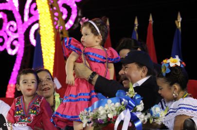 Presidente Daniel y Compañera Rosario participan del Desfile Patrio 2015