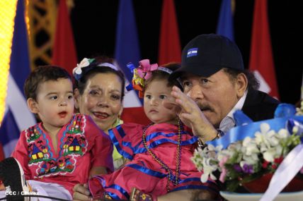 Presidente Daniel y Compañera Rosario participan del Desfile Patrio 2015