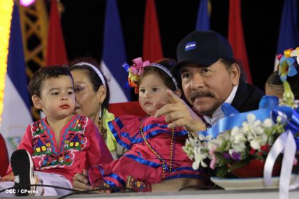 Presidente Daniel y Compañera Rosario participan del Desfile Patrio 2015