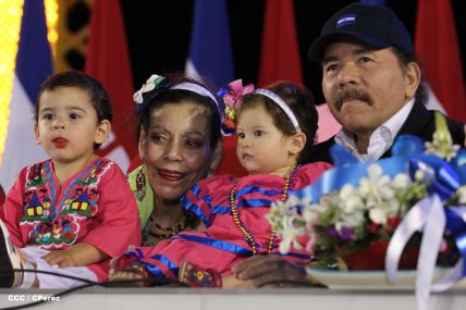 Presidente Daniel y Compañera Rosario participan del Desfile Patrio 2015
