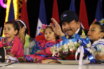 Presidente Daniel y Compañera Rosario participan del Desfile Patrio 2015