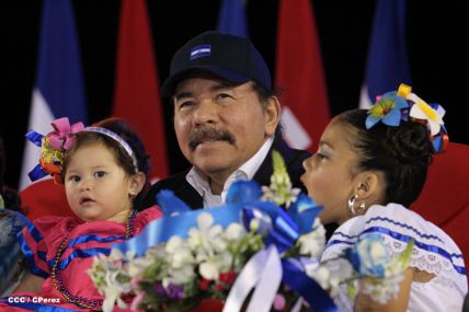 Presidente Daniel y Compañera Rosario participan del Desfile Patrio 2015