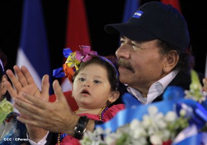 Presidente Daniel y Compañera Rosario participan del Desfile Patrio 2015