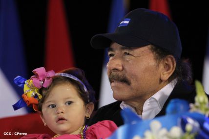 Presidente Daniel y Compañera Rosario participan del Desfile Patrio 2015