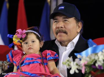 Presidente Daniel y Compañera Rosario participan del Desfile Patrio 2015