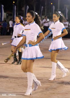 Presidente Daniel y Compañera Rosario participan del Desfile Patrio 2015