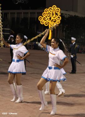 Presidente Daniel y Compañera Rosario participan del Desfile Patrio 2015