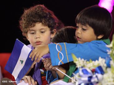 Presidente Daniel y Compañera Rosario participan del Desfile Patrio 2015