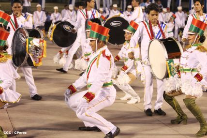 Presidente Daniel y Compañera Rosario participan del Desfile Patrio 2015