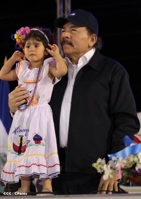 Presidente Daniel y Compañera Rosario participan del Desfile Patrio 2015