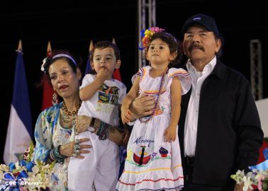Presidente Daniel y Compañera Rosario participan del Desfile Patrio 2015