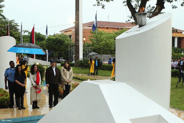 Daniel y Rosario conmemoran 77 Natalicio del Comandante Carlos Fonseca Amador