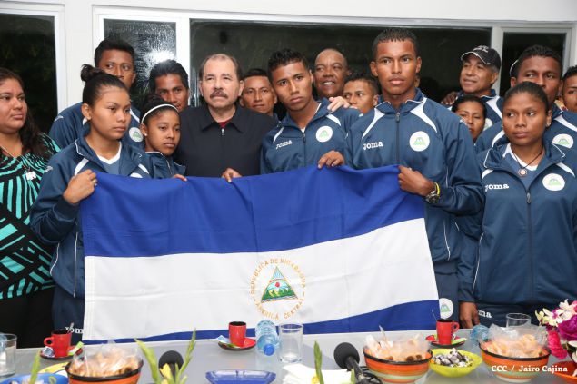 Daniel abandera a atletas que participarán en Juegos Mundiales Indígenas y en el Panamericano de Béisbol Infantil AA