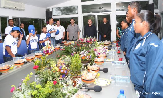 Daniel abandera a atletas que participarán en Juegos Mundiales Indígenas y en el Panamericano de Béisbol Infantil AA