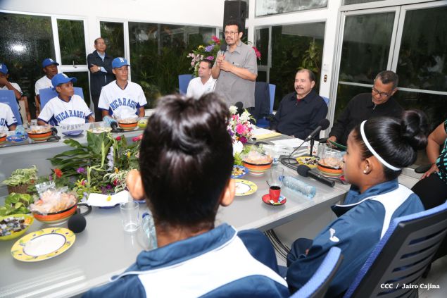 Daniel abandera a atletas que participarán en Juegos Mundiales Indígenas y en el Panamericano de Béisbol Infantil AA