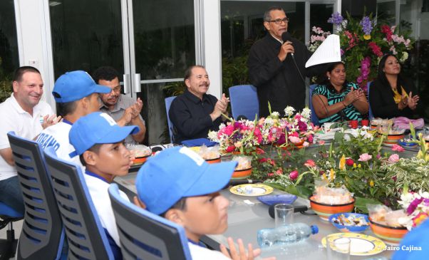 Daniel abandera a atletas que participarán en Juegos Mundiales Indígenas y en el Panamericano de Béisbol Infantil AA