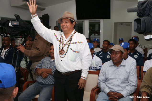 Daniel abandera a atletas que participarán en Juegos Mundiales Indígenas y en el Panamericano de Béisbol Infantil AA