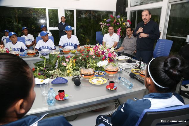 Daniel abandera a atletas que participarán en Juegos Mundiales Indígenas y en el Panamericano de Béisbol Infantil AA