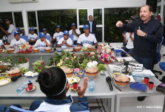 Daniel abandera a atletas que participarán en Juegos Mundiales Indígenas y en el Panamericano de Béisbol Infantil AA