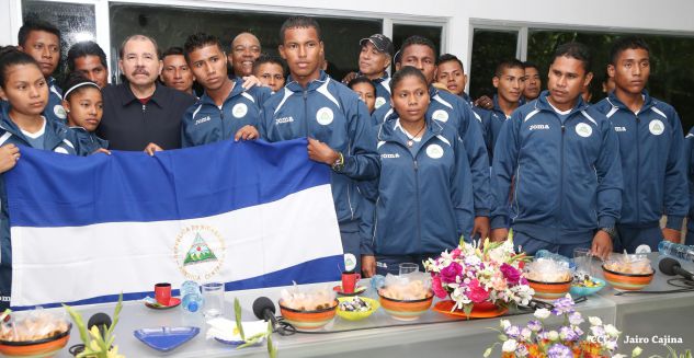 Daniel abandera a atletas que participarán en Juegos Mundiales Indígenas y en el Panamericano de Béisbol Infantil AA