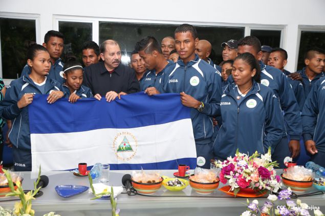 Daniel abandera a atletas que participarán en Juegos Mundiales Indígenas y en el Panamericano de Béisbol Infantil AA