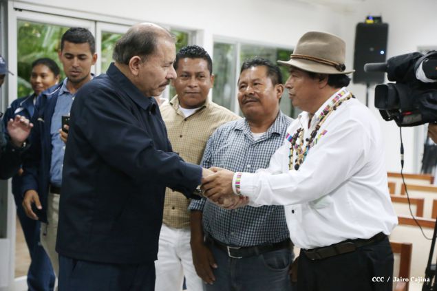 Daniel abandera a atletas que participarán en Juegos Mundiales Indígenas y en el Panamericano de Béisbol Infantil AA