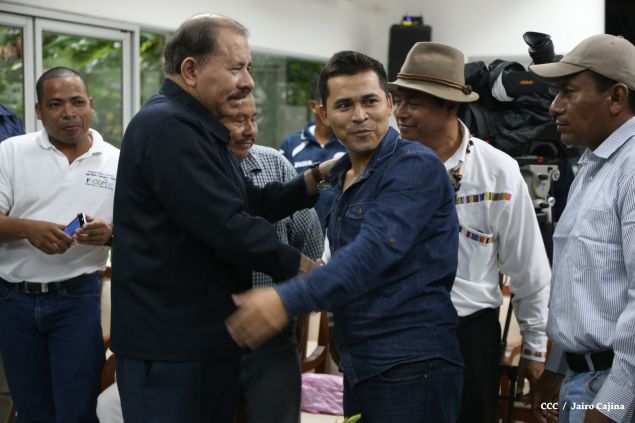 Daniel abandera a atletas que participarán en Juegos Mundiales Indígenas y en el Panamericano de Béisbol Infantil AA