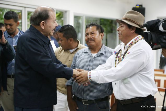Daniel abandera a atletas que participarán en Juegos Mundiales Indígenas y en el Panamericano de Béisbol Infantil AA