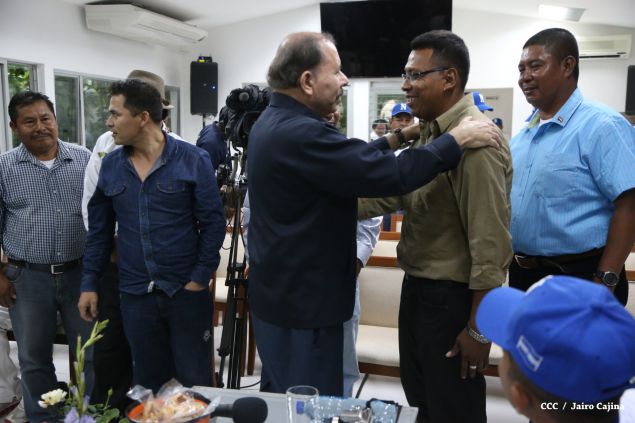 Daniel abandera a atletas que participarán en Juegos Mundiales Indígenas y en el Panamericano de Béisbol Infantil AA