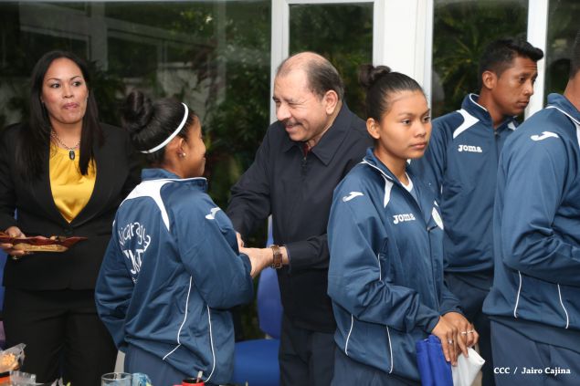 Daniel abandera a atletas que participarán en Juegos Mundiales Indígenas y en el Panamericano de Béisbol Infantil AA