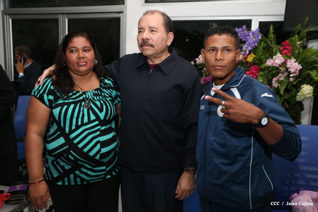 Daniel abandera a atletas que participarán en Juegos Mundiales Indígenas y en el Panamericano de Béisbol Infantil AA