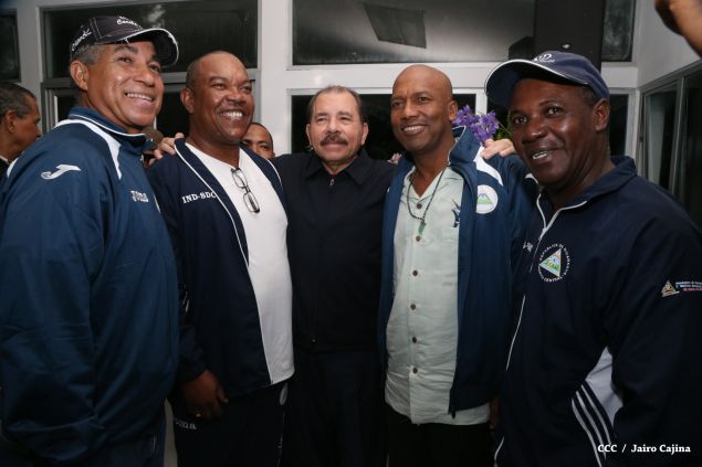 Daniel abandera a atletas que participarán en Juegos Mundiales Indígenas y en el Panamericano de Béisbol Infantil AA