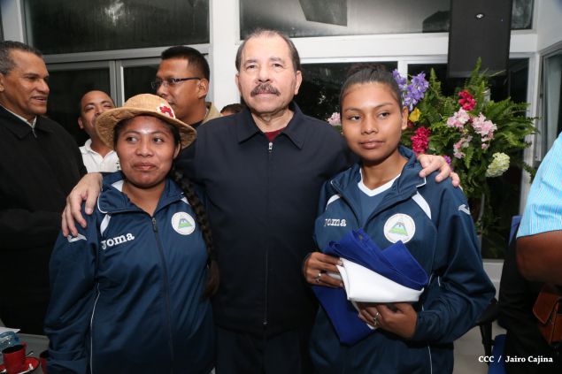 Daniel abandera a atletas que participarán en Juegos Mundiales Indígenas y en el Panamericano de Béisbol Infantil AA