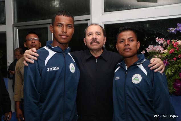 Daniel abandera a atletas que participarán en Juegos Mundiales Indígenas y en el Panamericano de Béisbol Infantil AA