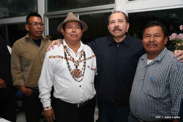 Daniel abandera a atletas que participarán en Juegos Mundiales Indígenas y en el Panamericano de Béisbol Infantil AA