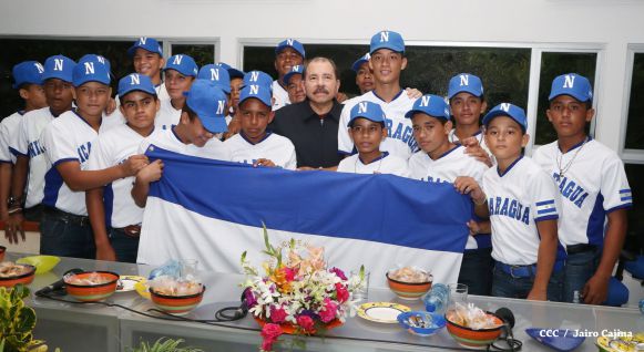 Daniel abandera a atletas que participarán en Juegos Mundiales Indígenas y en el Panamericano de Béisbol Infantil AA