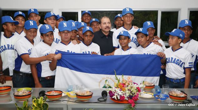 Daniel abandera a atletas que participarán en Juegos Mundiales Indígenas y en el Panamericano de Béisbol Infantil AA