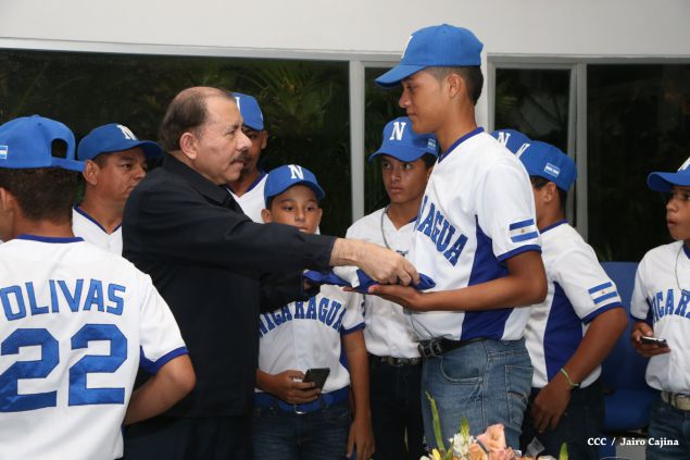 Daniel abandera a atletas que participarán en Juegos Mundiales Indígenas y en el Panamericano de Béisbol Infantil AA