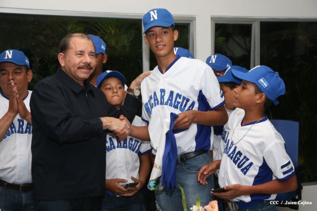 Daniel abandera a atletas que participarán en Juegos Mundiales Indígenas y en el Panamericano de Béisbol Infantil AA