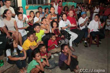Celebran familiares, amigos y vecinos, la Gran Victoria de Román "Chocolatito" González