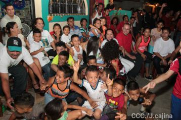 Celebran familiares, amigos y vecinos, la Gran Victoria de Román "Chocolatito" González