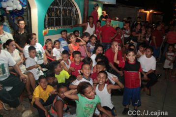 Celebran familiares, amigos y vecinos, la Gran Victoria de Román "Chocolatito" González