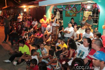 Celebran familiares, amigos y vecinos, la Gran Victoria de Román "Chocolatito" González