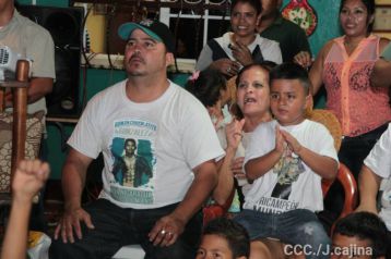 Celebran familiares, amigos y vecinos, la Gran Victoria de Román "Chocolatito" González