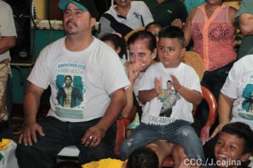 Celebran familiares, amigos y vecinos, la Gran Victoria de Román "Chocolatito" González